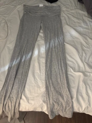 Grå mjuka Yoga pants Gina Tricot!!💗 - Superbekväma grå Yoga pants byxor från Gina Tricot i mjukt och stretchigt matrial, perfekta för att chilla hemma eller mysa runt i. Snygg och enkel design som passar till allt. Stl. 158/164 Inte använda många gånger så inga fläckar osv!💗