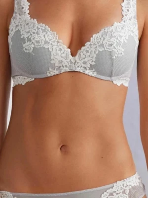 Intimissimi BH - Bh från Intimissimi. 75B. Nypris 629, använd fåtal gånger men är använd (se sista bild på kuporna). Dock inget som syns när man har den på sig 💘