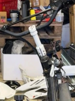 Str8 styrstam - Säljer ett svart styre med styrstam från KRM till moped. Styret har en vadderad skyddspad med KRM-logga och vita detaljer. Passar dig som vill uppgradera eller byta ut styret på din moppe. Materialet är metall och plast.