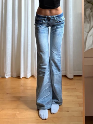 Lågmidjade jeans - Nya med prislapp! midja: 35 innerbenslängd: 81 jag är ca 165cm! 