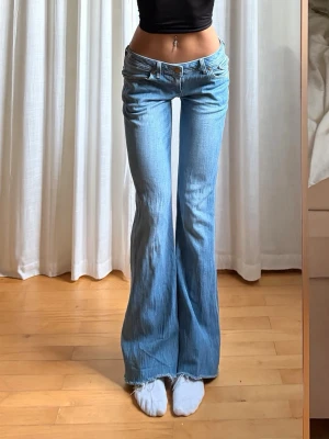 Lågmidjade jeans  - midja: 39 innerbenslängd: 78 jag är ca 165cm! Obs har småfläckar vid hälarna!