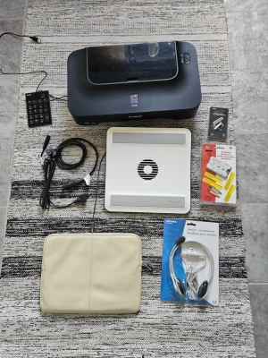 Datortillbehör nytt (oanvänt) - Nytt oanvänt  Canon bläckstråleskrivare Dator fläkt.  Datorväskan.  Mikrofon nytt  Headset med mick  Mini tangentbord Mediahub
