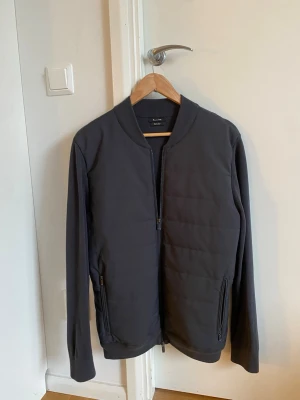 Massimo Dutti cardigan - Snygg mörkgrå cardiganjacka från H&M med quiltad framsida och släta ärmar. Jackan har dragkedja framtill och två fickor med dragkedja. Perfekt för lager-på-lager och enkel att matcha med olika outfits. (Pris går att diskutera)!?