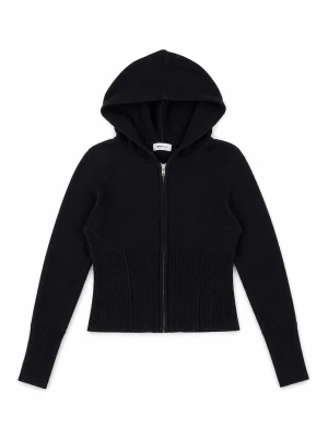 Svart stickad zip hoddie  - Snygg svart stickad hoodie från Ganni med dragkedja framtill och ribbade detaljer vid midja och ärmslut. Modellen har en klassisk huva och är tillverkad i ett mjukt stickat material som ger en skön känsla. Perfekt för en avslappnad och trendig look.