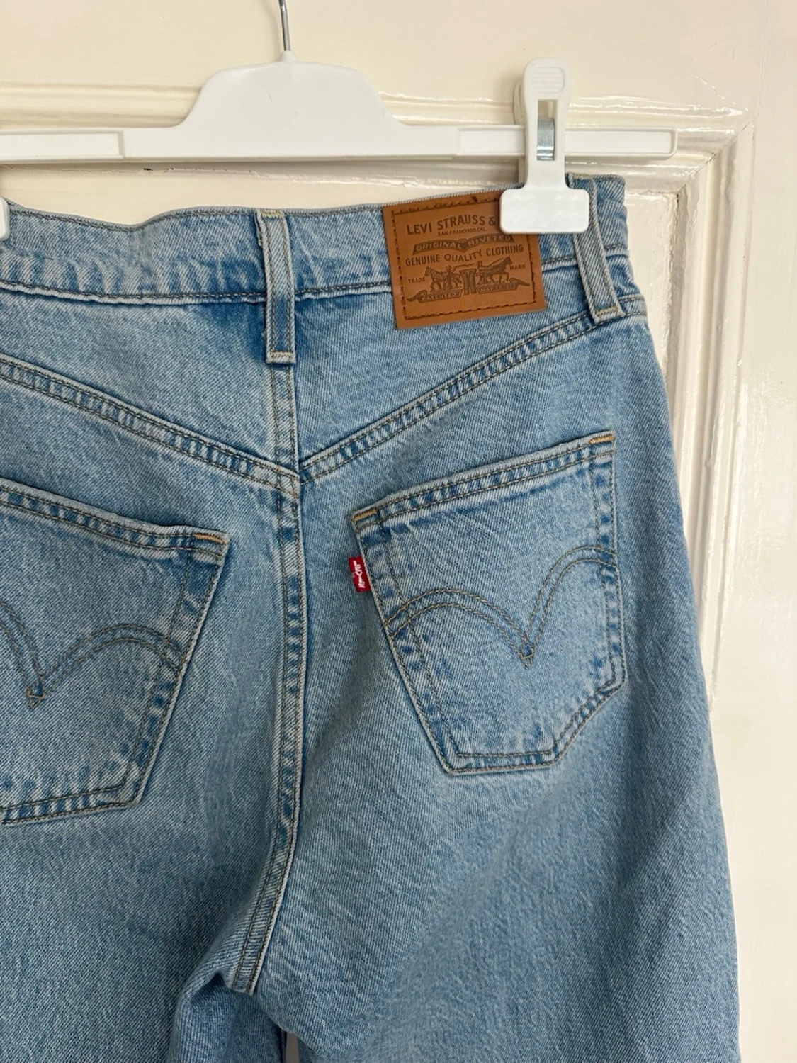 Ljusblå utsvängda Levi's jeans - 1