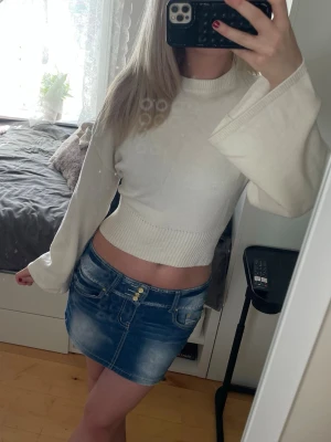 Vit croppad stickad  - Trendig vit stickad tröja från Gina Tricot med croppad passform och långa vida ärmar. Knappt använt 🥰