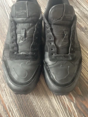 Valentino Rockrunners  - Storlek 40. Nypris 8500kr. Låda saknas då jag köpte dem själv begagnande hos Stora Enda. Kvitto kan visas privat.  ÄKTA