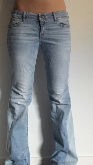 Ljusblå Hollister jeans - S/M Innerbenslängd: 79 cm, midja rakt över: 41 cm, Skriv vid övriga frågor!