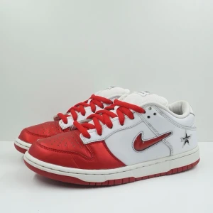 Nike SB Dunk Low Supreme Jewel Swoosh Red Sneakers - Den här varan kommer auktioneras ut på Sneakershyllan x Plick Live den Tisdagen 23 juni kl 18