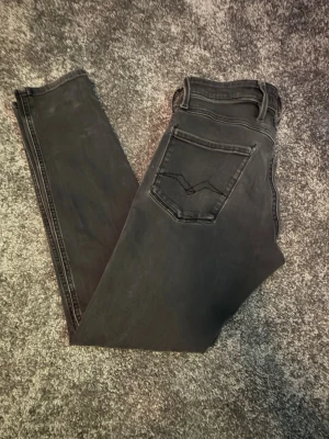 Svarta skinny jeans med bakficka 30/30 - Säljer ett par svarta skinny jeans med klassisk femficksdesign och snygga sömmar på bakfickan. Jeansen har normal midja och smal passform hela vägen ner. Perfekta till en avslappnad streetstyle-look.