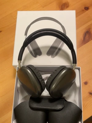  AirPods Max  - Finns hörlurar som är använda max 1 månad inget fel 