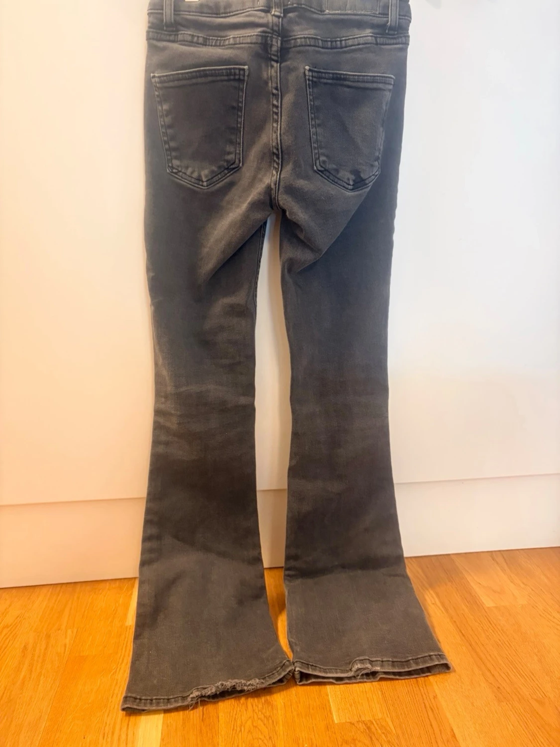 Grå bootcut jeans med rå kant - 1