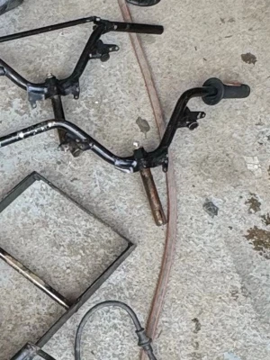 Svart styre till moped  - Säljer ett svart styre som passar till moped eller cykel. Styret har en böjd form och handtag i plast. Metallkonstruktion med fästen för montering. Perfekt för dig som vill byta ut eller uppgradera ditt nuvarande styre.