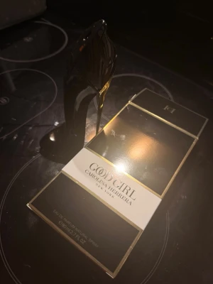 Good Girl parfym från Carolina Herrera - Säljer en Good Girl parfym från Carolina Herrera. Flaskan har en unik design i form av en högklackad sko i svart glas med gulddetaljer. Förpackningen är svart och vit med guldkanter och text. En lyxig och ikonisk doft som sticker ut i badrumshyllan. Säljs med kvitto