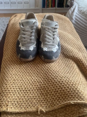 Maison margiela gats - Maison margiela paintsplash. Lite smutsiga som går att tvätta bort annars bra skick finns inga hål, hör av för fler frågor🙌