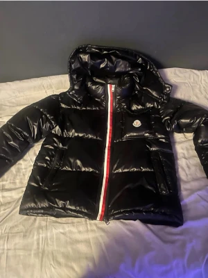 Moncler jacka - Säljer min Moncler jacka, mycket fint skick och helt utan defekter. Jag kan ej garantera äkthet, så köps på egen risk men förutom det mycket passande. 