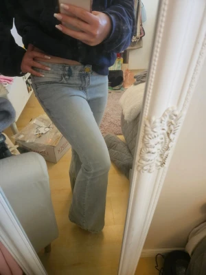 Ljusblå bootcut jeans storlek 152 - Säljer ett par ljusblå bootcut jeans från Lindex i storlek 152. Använda några gånger men i mycket bra skick. 