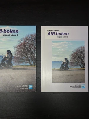 AM-boken och Arbetsbok moped klass 1 - Saljer AM-boken med tillhörande arbetshafte med ovningsuppgifter. Officiella moped boken av Sveriges Trafikutbildares Riksforbund.