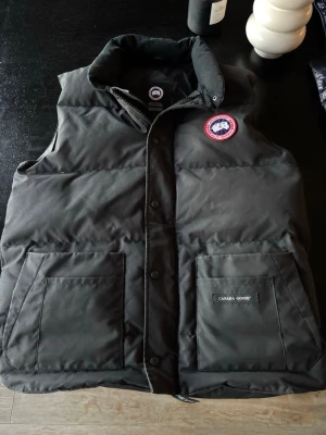 Svart dunväst från Canada Goose - Säljer en äkta svart Canada Goose väst i storlek L, inga skador eller liknande                                               Skriv för mer frågor eller bilder
