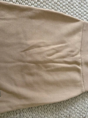 Beige stickad kjol från aimin  - Snygg beige stickad kjol från aimin med inbygga shorts. Aldrig använd därav lappen kvar, de är i strl XS men passar även S/M då de är väldigt stretchiga