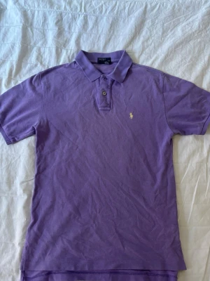 Ralph Lauren Piké S - Väldigt snygg färg på en väldigt fin ralph lauren piké tröja. Storlek S, den är i toppskick och har inga defekter!