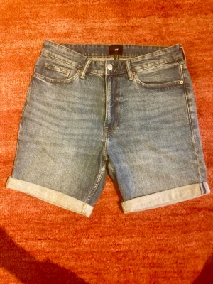 Jeansshorts herr - Prisvärda jeansshorts i nyskick! Endast använda vid ett tillfälle. Fick shortsen i present, säljes på grund av fel storlek.  Nypris: 399kr.  Tveka inte att höra av dig vid frågor.   Välkommen att spana in mina övriga annonser för prisvärda plagg.