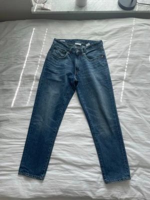 Blå jeans - Blå jeans från Vailent i skate-modell, strl M. Använda fåtalet gånger. Nypris är 699-799:-