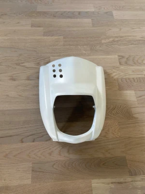 Vit framkåpa till Yamaha slider - Tja! Säljer nu min vita framkåpa till Yamaha slider då jag bytt den. Jag kan dra på ett nytt lager vitt ifall de skulle viljas! Den är i överigt bra skick men finns en liten opåverkande spricka!