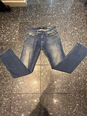 Blå raka jeans från replay  - Säljer ett par klassiska blå jeans från replay med raka ben och fem fickor. Jeansen har en snygg tvättad look och normal midja. Perfekta till en avslappnad stil och passar till det mesta. Materialet är slitstark denim i bomull. Dm för mer info