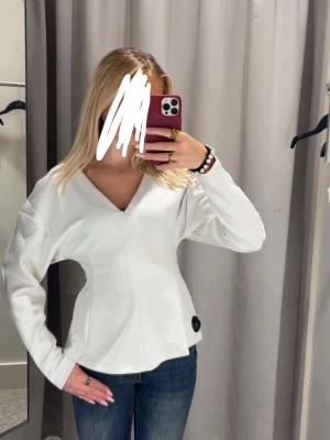 Vit v-ringad topp med lång ärm - Säljer denna superfina krämvita långärmade toppen från H&M i storlek XS som endast använts 2 gånger🤍