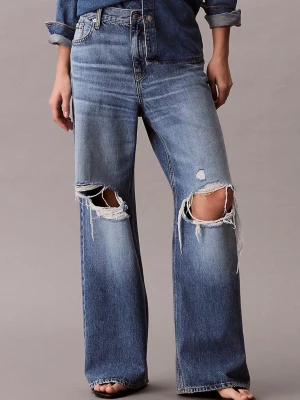 Blå slitna raka jeans Calvin Klein - Ljusblå raka jeans från Calvin Klein med slitningar och stora hål vid knäna✨Stl. 25 i midjan och 32 i längden. 