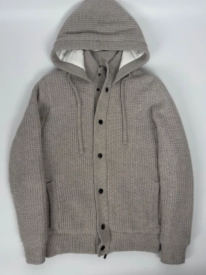 Spada cardigan Begie  - Cardigan från de italienska märket Spada, grymt skön kvalité, storlek M skick som nytt. Pris 2990kr finns att köpa här eller via våran hemsida | Fashionels.com fri frakten med koden ” FREESHIP ” 