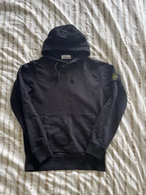 Stone Island hoodie  - Säljer nu min stone island hoodie då jag har för många tröjor. | Fint skick. | Storlek S. | Svart. | Släng iväg en signal vid funderingar så svarar jag snabbt. | 