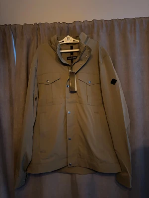 J. Lindeberg Field Jacket - Säljer den nästintill helt nya J.Lindeberg field jackan som är sjukt populär just nu. Storlek XL och har tyvärr inte alla tags kvar  (nästintill helt oanvänd) Hör av er vid minsta lilla fundering & pris går att diskuteras vid snabbaffär! Mvh 
