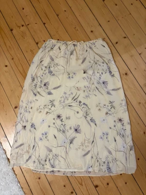 Flowig kjol  - Kjol från HM med mönster. 