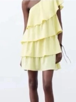 Gul one shoulder volangklänning Zara  - En äldre populär Zara volangklänning i gul. Väldigt fin! Och mycket bra skick. 