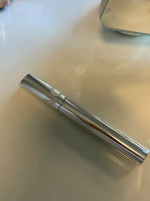Silvrigt ögonfransserum mascara Caia  - Snyggt ögonfransserummascara  i en stilren, silvrig metallhylsa. Perfekt för dig som vill boosta dina fransar och få dem att se längre och fylligare ut. Enkel att applicera med smidig borste. Passar perfekt i sminkväskan.
