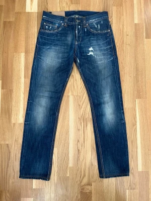 Dondup Jeans Lucky - Tja! Säljer dessa tvär snygga Dondup lucky i mycket fint skick med några fläckar som syns på bilden! Inget stort som syns vid användning. Längd 95, midja 38,5.Hör av er vid fler frågor🤝