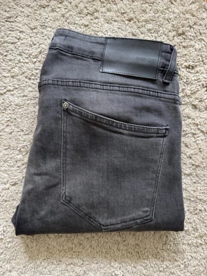Zara jeans - Fraktar inom 24h✅Zara  jeans Eu strl 44. Midja ca 42cm längd ca106 cm, passar S/M. Jeansen sitter skinny/slim.