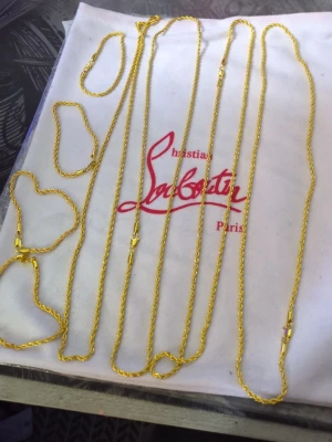 Guldfärgade Cordell halsband och armband  - Snygga guldfärgade  halsband och armband med tvinnad kedja. Halsbanden och armbanden har en elegant och tidlös design som passar perfekt till olika stilar. Perfekta  accessoarer för dig som gillar lyxiga detaljer.(4 halsband och 4 armband medföljer med storlekar bland 60-70 cm på halsbanden och 21-23 cm på armbanden)