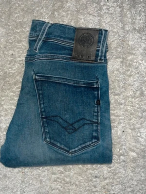Replay Anbass jeans  - Mörka blåa Replay Anbass jeans. Midja 34cm, längd 99cm. Obs jeansen har en lite reva på vänster smalben, och ett hål vid skrevet som har stygn över sig. JAG SKICKAR EJ FLER BILDER NÄR JAG BÄR JEANSEN! för bättre inblick i passformen rekommenderar jag att googla på modellnamnet. För storleksguide kolla måtten noggrant då jeansen alltid kan vara uppsydda heller krympta och jag ej tar emot returer :) 1,63