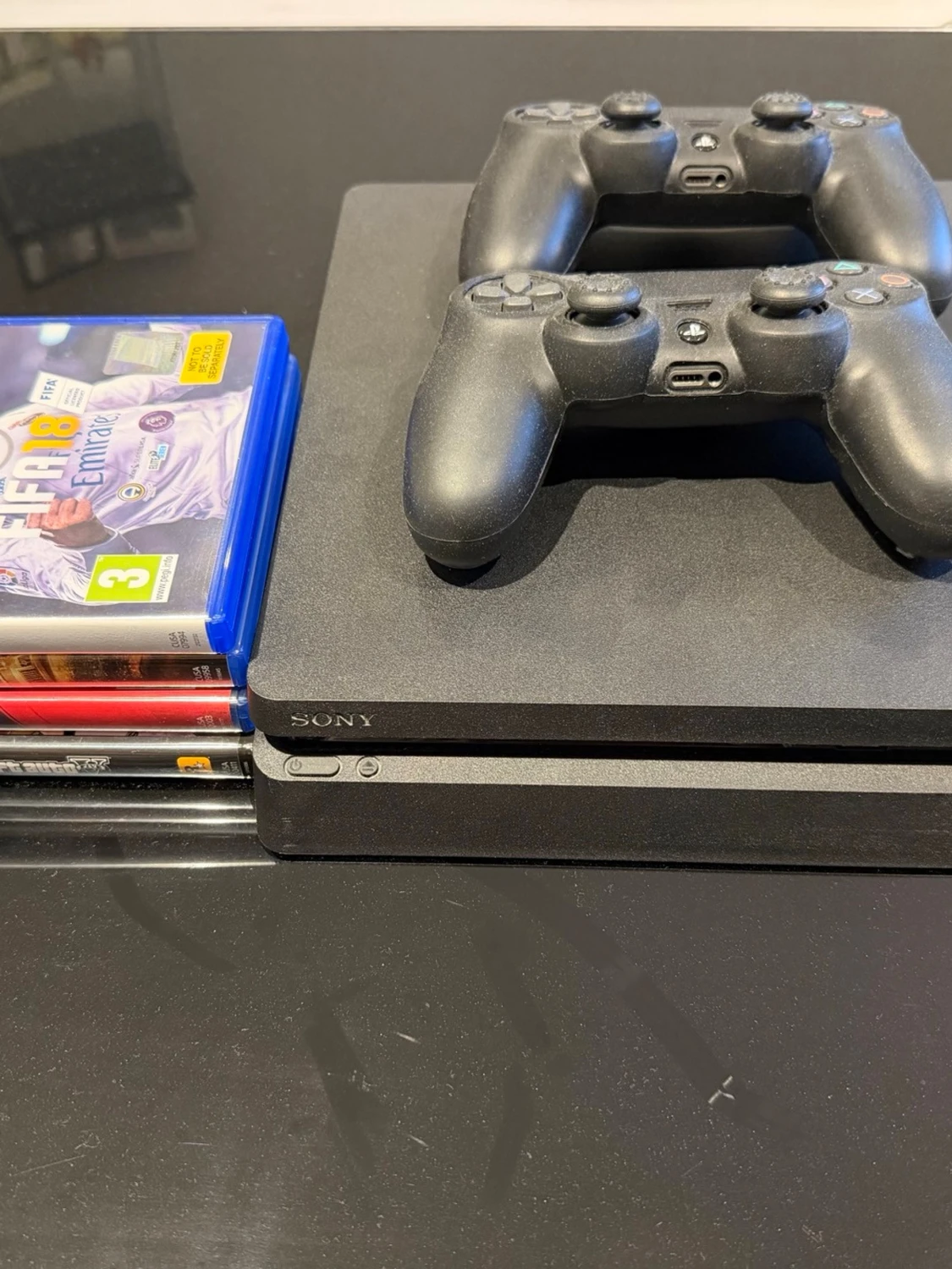 Sony PlayStation 4 med två kontroller