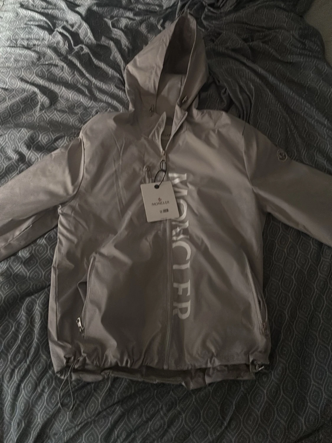 Grå vindjacka från Moncler