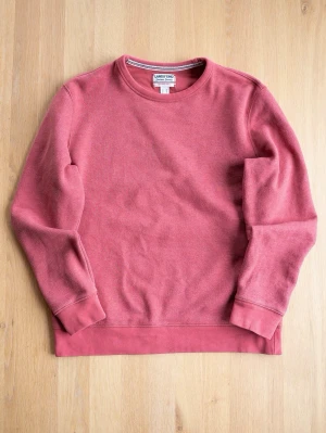 Röd Vintage sweatshirt från Lands' End, Size M - En enkel och snygg röd sweatshirt från Lands' End. Tröjan har rund halsringning, långa ärmar och ribbade muddar vid ärmslut och nederkant. Tillverkad i mjukt bomullsmaterial som känns skönt mot huden. Perfekt för en avslappnad stil.