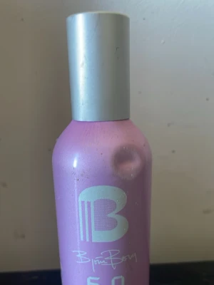 Björn Borg parfymflaska lila - En parfymflaska från Björn Borg i en snygg lila färg med stor silverfärgad kork. Flaskan har en modern, rundad form och är dekorerad med ett stort B och Björn Borgs signatur på framsidan. Perfekt för dig som gillar stilrena och färgglada accessoarer.Helt ny oöppnad 