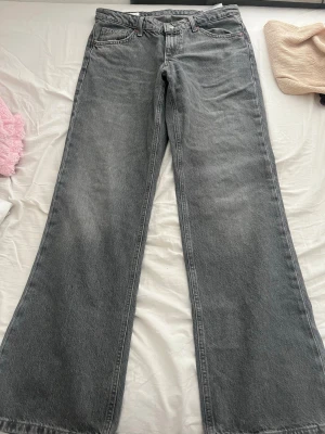 Zara low waist straight jeans  - Använda bara en gång, köra för 400kr. Kan skicka bild på hur dem sitter på:)