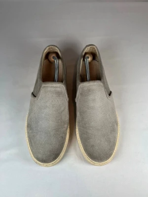 Brunello cucinelli loafers - Säljer ett par stilrena grå loafers i slip-on-modell. Nypris på 11k                        