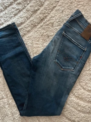 Replay Anbass jeans  - Blåa replay anbass jeans med snyggt kontrastmönster. Jeansen är mjuka och har en slim passform. Midja 36cm, längd 105cm. JAG SKICKAR EJ FLER BILDER NÄR JAG BÄR JEANSEN! för bättre inblick i passformen rekommenderar jag att googla på modellnamnet. För storleksguide kolla måtten noggrant då jeansen alltid kan vara uppsydda heller krympta och jag ej tar emot returer :) 1,98