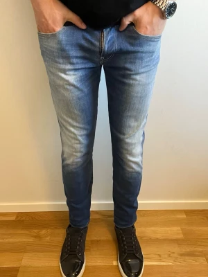 Replay Anbass Hyperflex - Tja, säljer dessa sjukt snygga replay anbass jeans i mycket fint skick med inga defekter. längd 97, midja 39. Hör av er vid fler frågor🤝