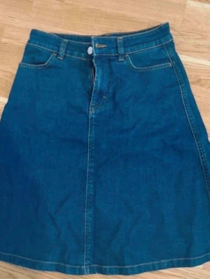 Filippa K Jeanskjol, storlek XS - Filippa K Denim Skirt i storlek XS  I mycket gott skick